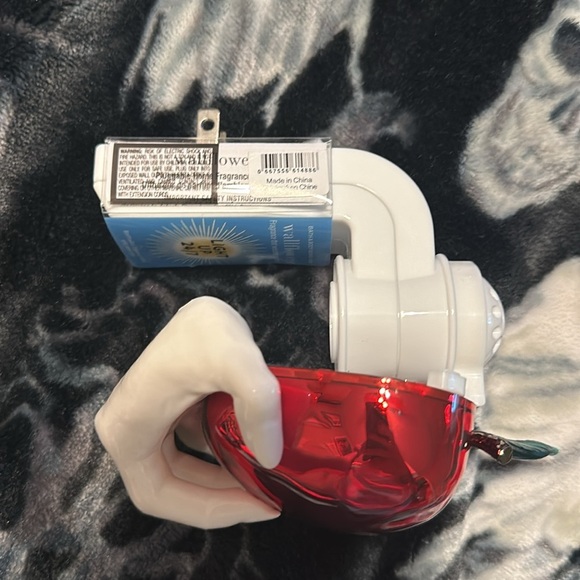 Bath & Body Works EVIL APPLE Nightlight Wallflower SKULL IN APPLE Plug HALLOWEEN - Picture 5 of 6